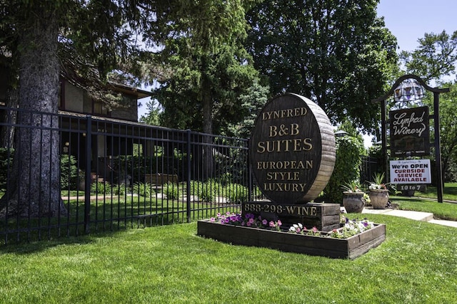 community / neighborhood sign featuring a lawn