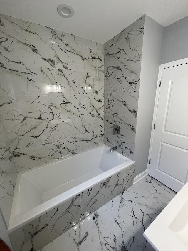 bathroom with tiled shower / bath combo