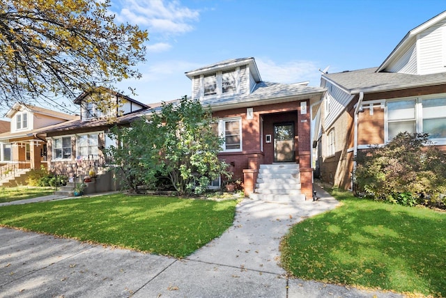 view of front of house featuring a front lawn