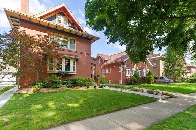 view of front of home featuring a front yard