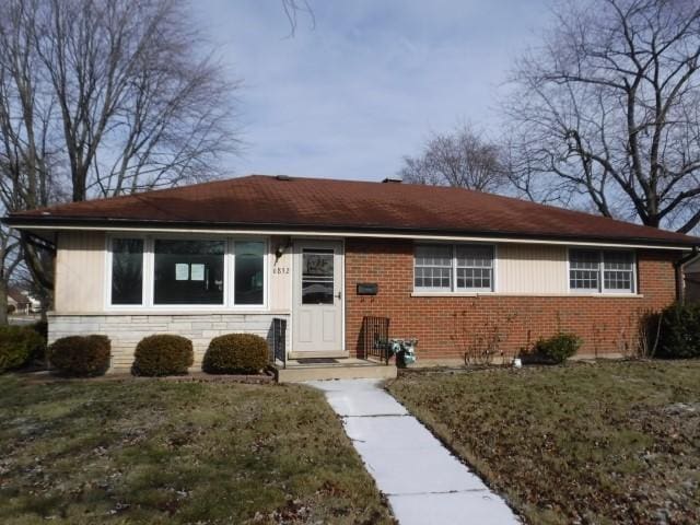 single story home with a front lawn