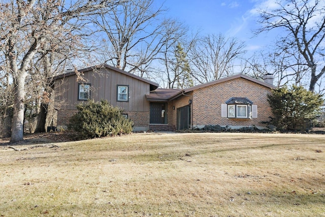 tri-level home featuring a front lawn