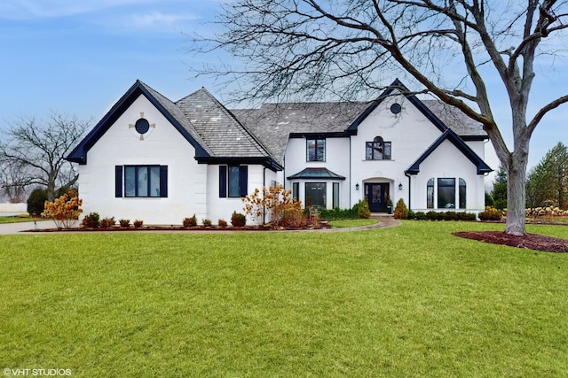 view of front of property featuring a front lawn