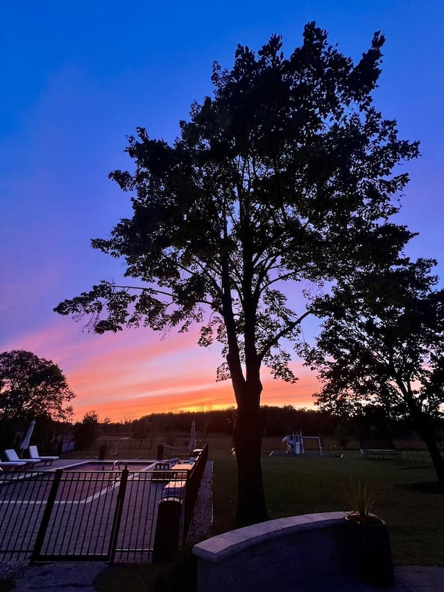 view of yard at dusk