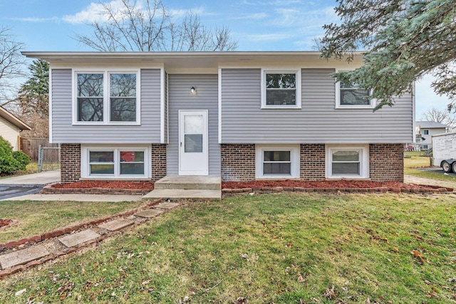 split foyer home featuring a front lawn