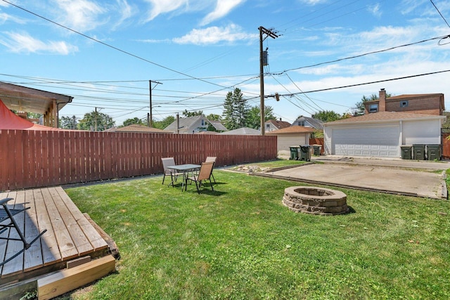 view of yard featuring a fire pit