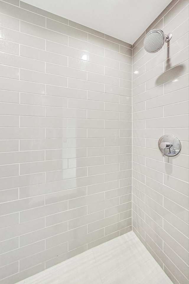 bathroom featuring a tile shower