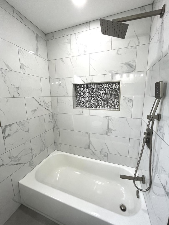 bathroom featuring tiled shower / bath combo