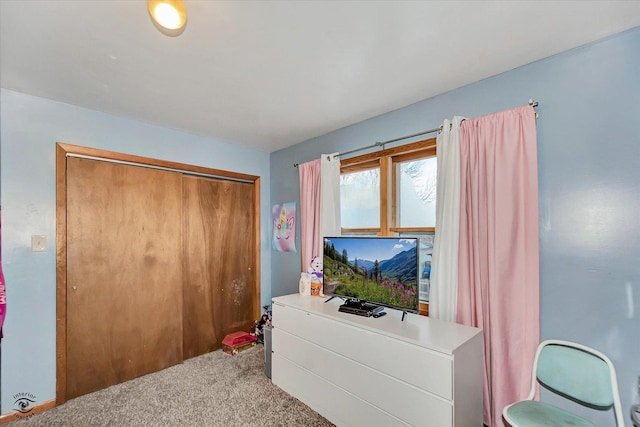 bedroom featuring carpet flooring and a closet