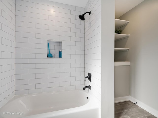 bathroom with tiled shower / bath