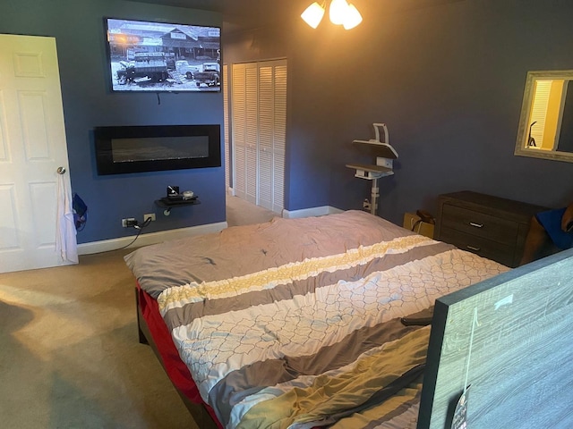 bedroom featuring carpet flooring and a closet