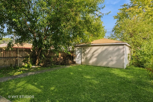 view of yard featuring a storage shed