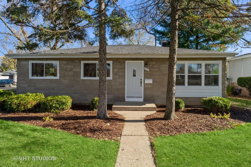 ranch-style house featuring a front yard