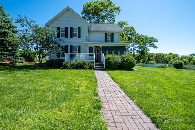 view of front facade featuring a porch and a front lawn