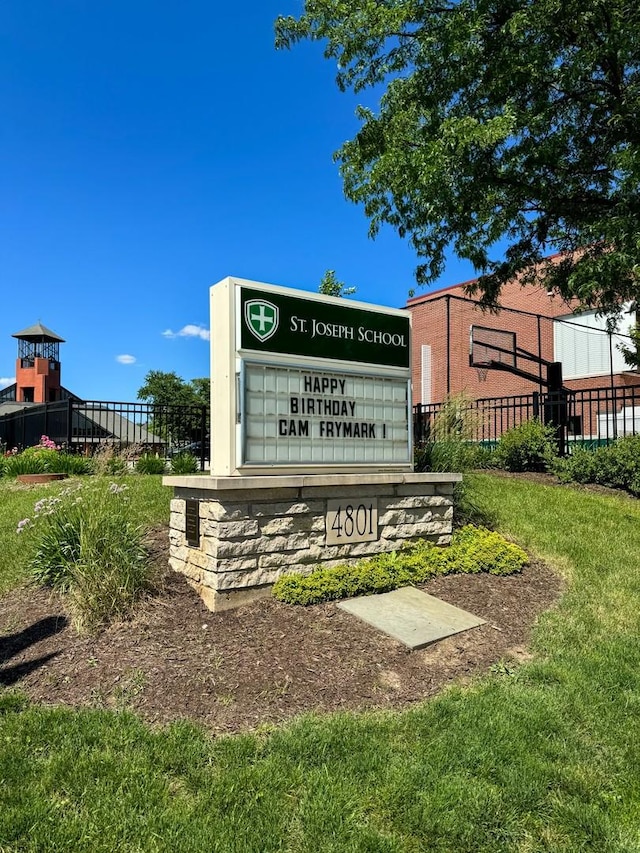 community / neighborhood sign with a lawn