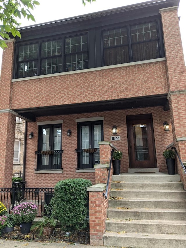 townhome / multi-family property featuring fence and brick siding