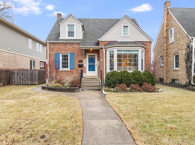 view of front of property featuring a front yard