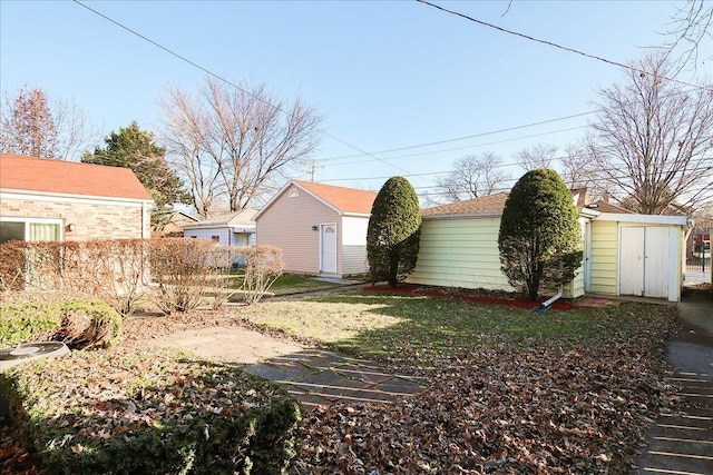 view of yard featuring a storage shed