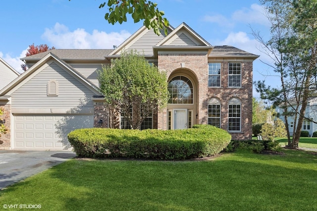 front facade featuring a front yard