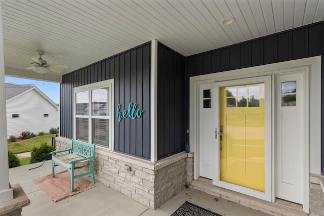 view of exterior entry featuring ceiling fan and a porch