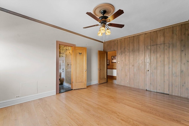 unfurnished room featuring ceiling fan, crown molding, and light hardwood / wood-style flooring