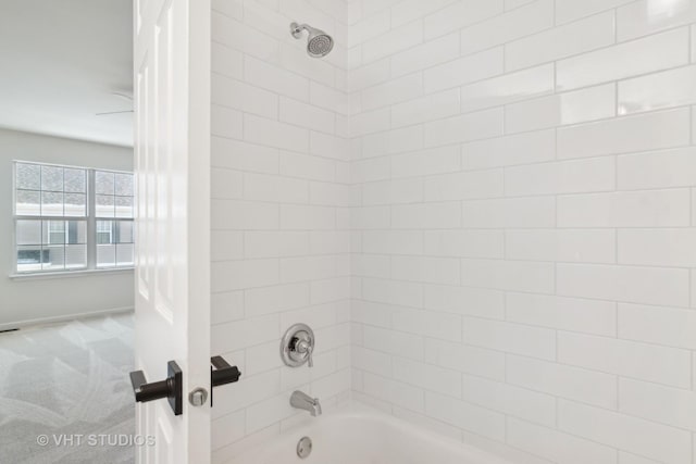 bathroom featuring tiled shower / bath