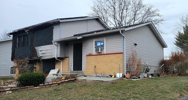 view of front of property with a front yard