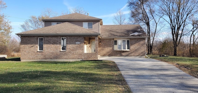 view of front property featuring a front lawn