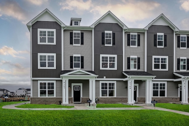 view of front of property with a front lawn