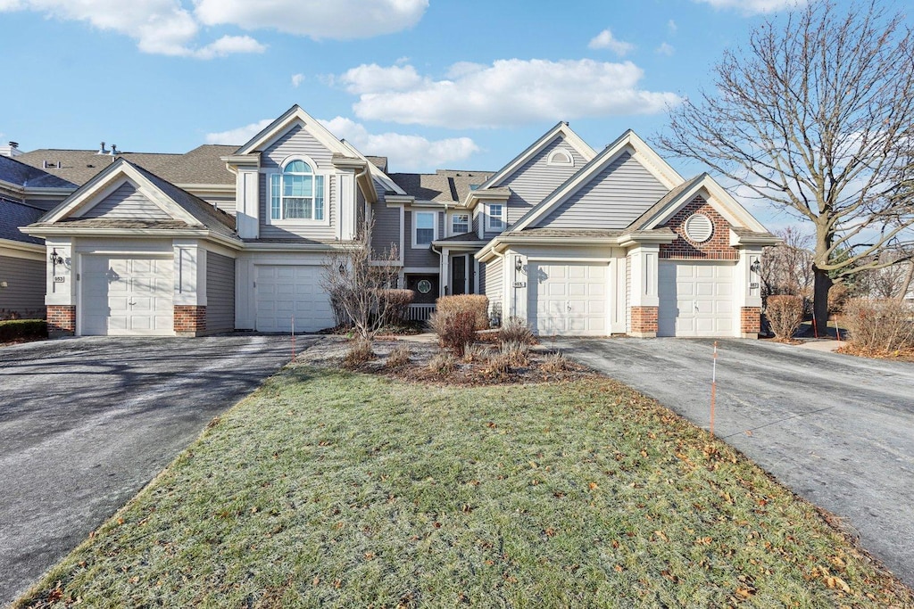 view of front of property featuring a front yard and a garage