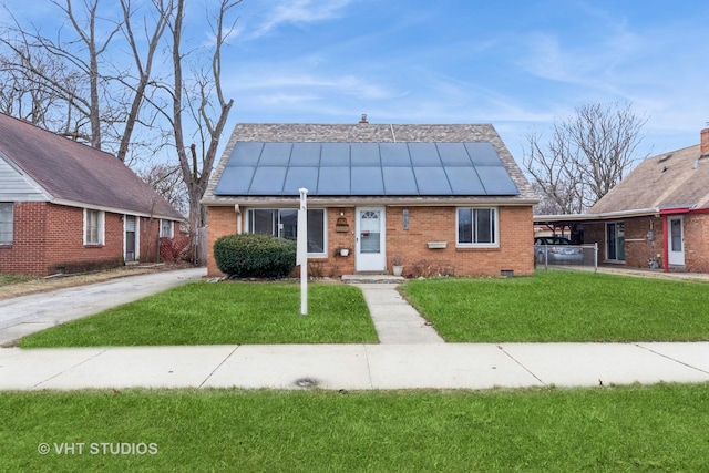 view of front of house featuring a front yard and solar panels