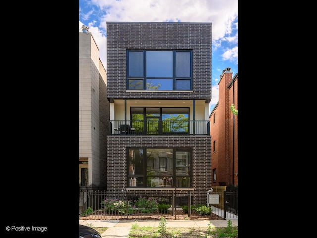 view of front of property featuring a balcony