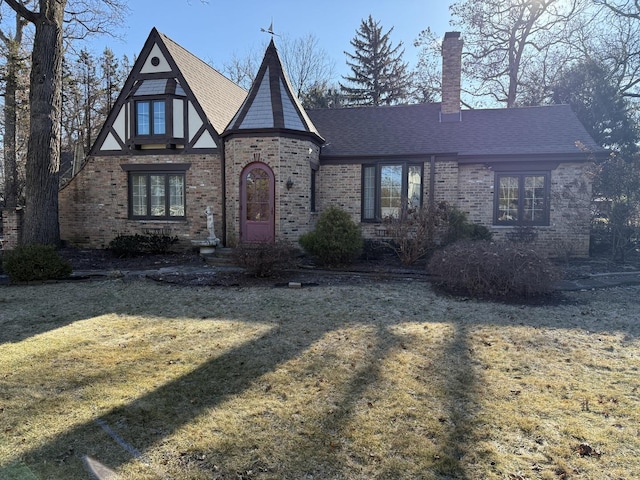 view of front facade featuring a front lawn