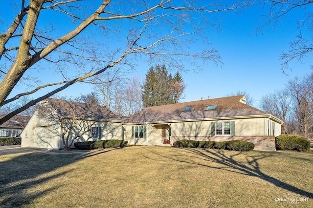 ranch-style house featuring a front yard