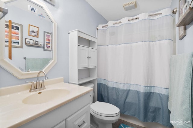 bathroom with a shower with shower curtain, vanity, and toilet