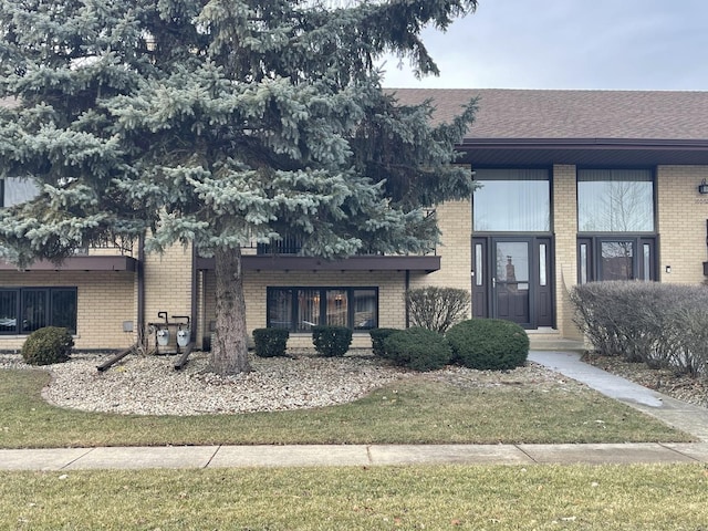 view of front of home with a front lawn