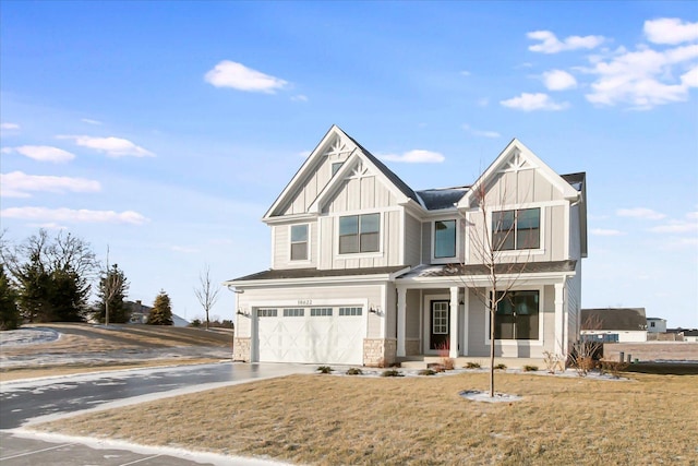 view of front facade featuring a garage and a front yard