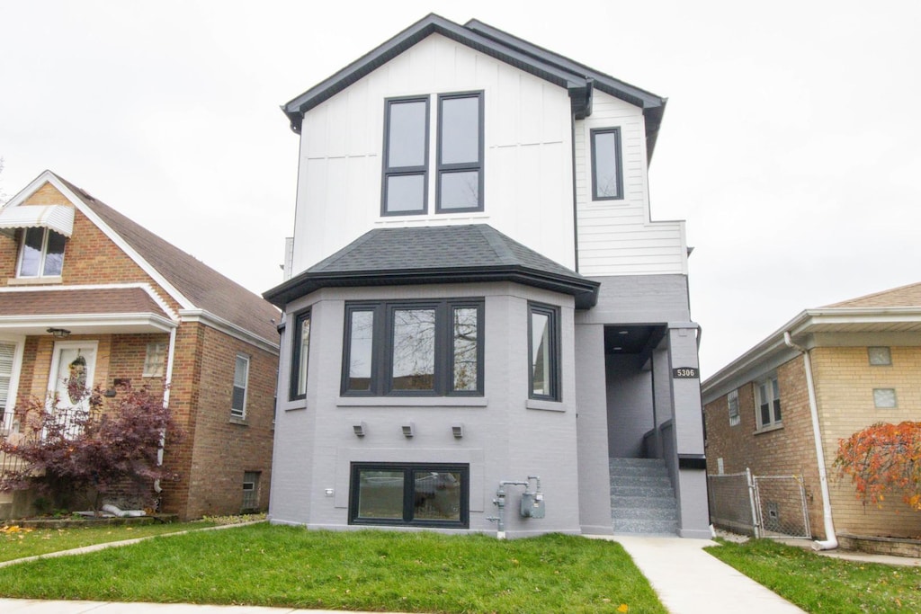 view of front of house with a front lawn