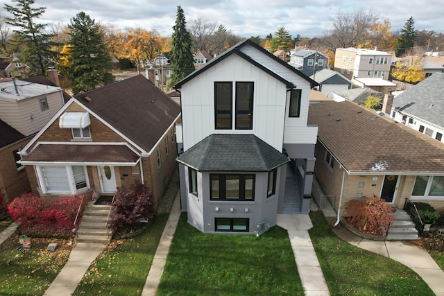 view of front of home featuring a front lawn