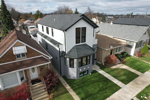 view of front of property featuring a front lawn