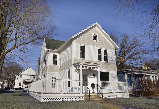 view of front facade featuring covered porch and a front lawn