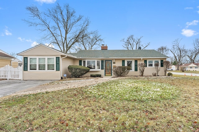 single story home with a front yard