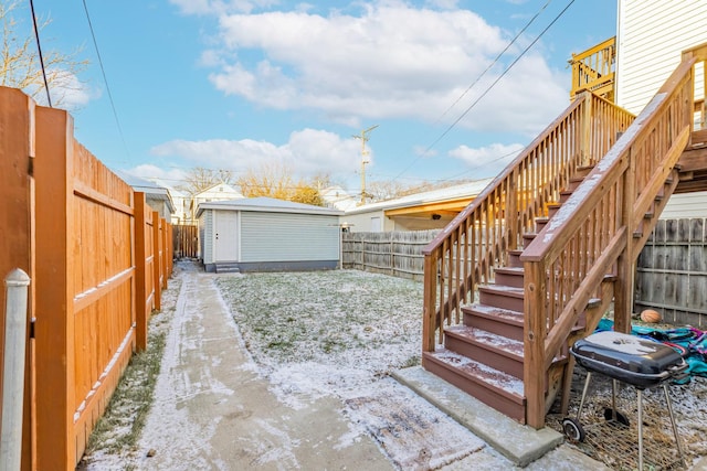 view of yard featuring a storage unit