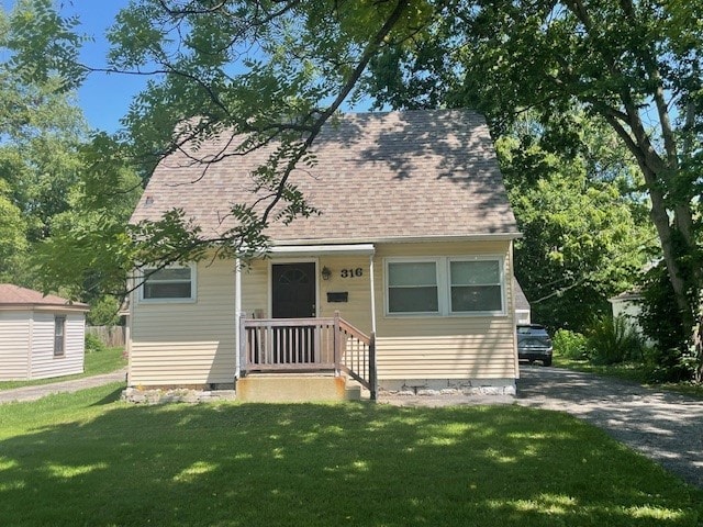 view of front of house featuring a front yard