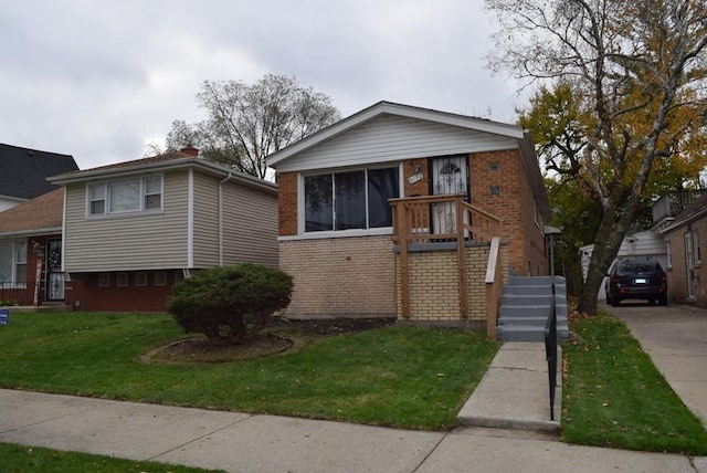 bungalow-style home featuring a front lawn