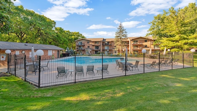 view of swimming pool featuring a yard