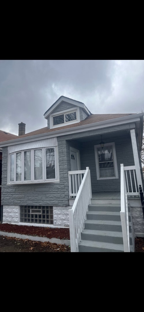 view of front of home featuring a porch