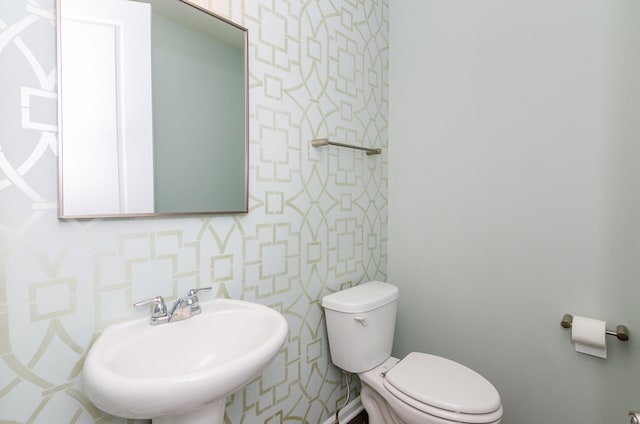 bathroom featuring a sink and toilet