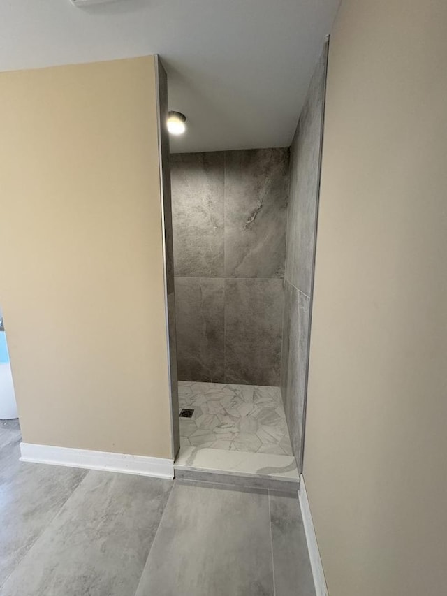 bathroom featuring a tile shower