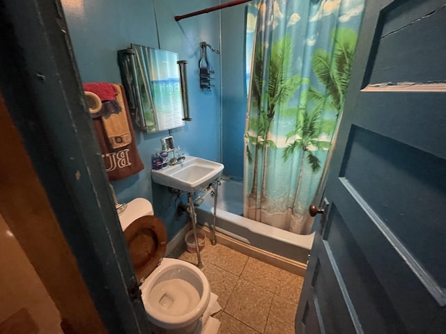 bathroom featuring toilet and shower / tub combo with curtain